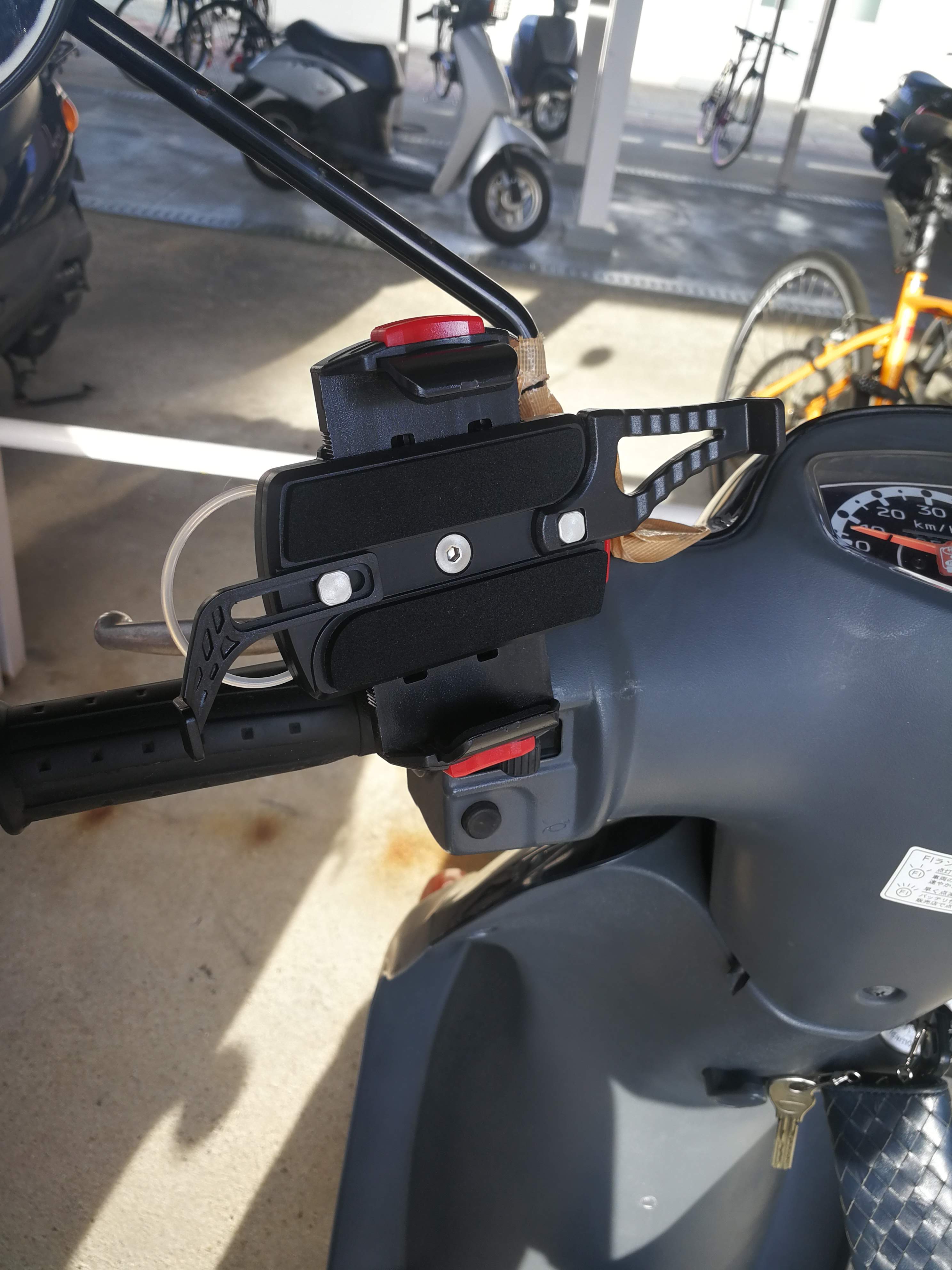 CHURACY 原付 スマホホルダー 走行中のビビリ音なし スクーター バイク用 携帯ホルダー (ブラック)